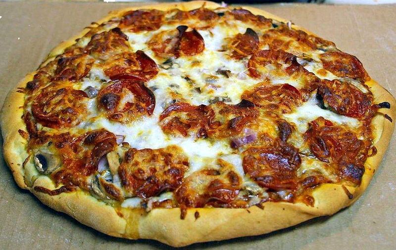 Soubor:Pepperoni pizza.jpg